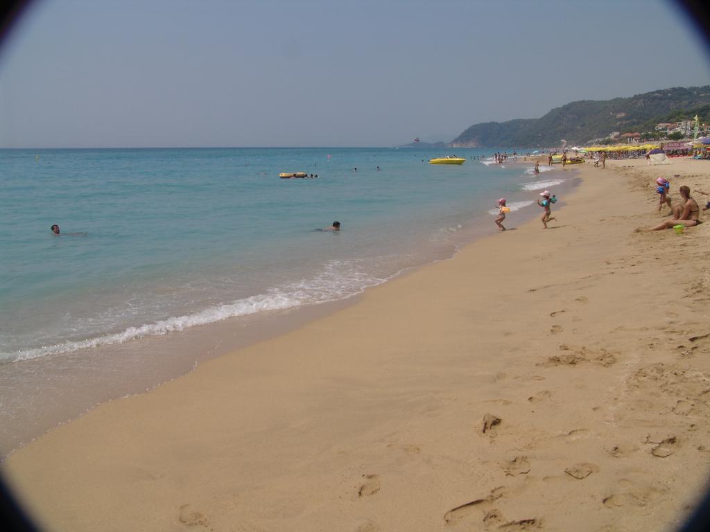 Whitesands Beach Resort Paralia Vrachou Exterior foto